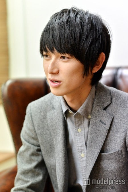 “素の顔”を覗かせ、インタビューに応える本郷奏多