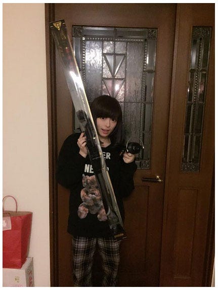 Fukaseに贈られた釣りセットを手に笑顔を見せるきゃりー/きゃりーぱみゅぱみゅTwitterより