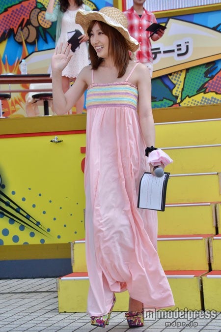 観客に手を振る熊田曜子