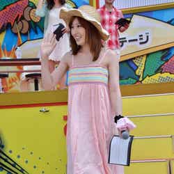 観客に手を振る熊田曜子