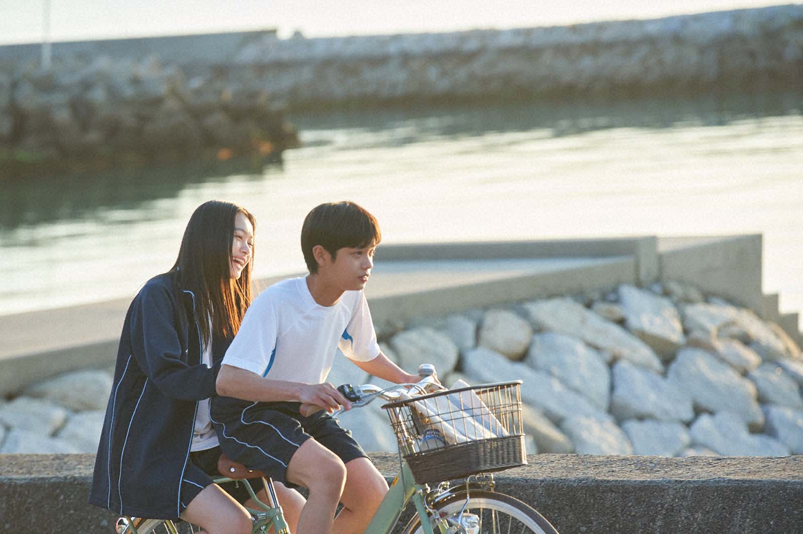 月島琉衣、黒川想矢「からかい上手の高木さん」第1話より（C）山本崇一朗／小学館（C）TBS※2人乗りで自転車を操作する道路使用許可を得て撮影