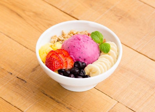 ピタヤボウル880円/画像提供:EGGS 'N THINGS JAPAN