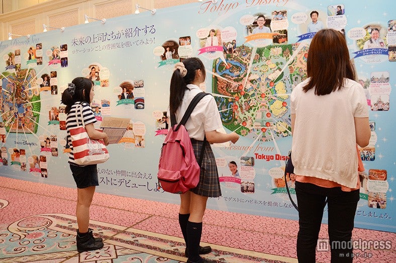 職場の雰囲気や上司からのメッセージを紹介する大型パネル