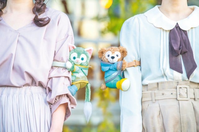 ぬいぐるみ 各3,100円/腕につけたイメージ(C)Disney