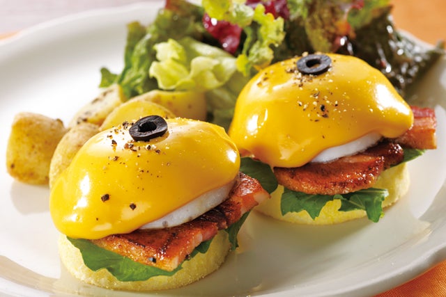 オリジナルエッグベネディクト1,320円（税別）／画像提供：KURA co.,ltd.、フークル株式会社