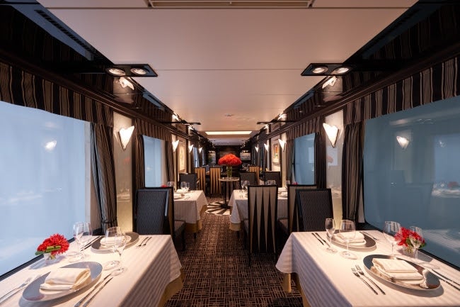 食堂車／画像提供：西日本旅客鉄道