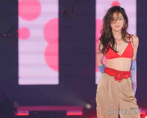 中村アン、赤ビキニでヘルシーボディあらわ シークレット登場で沸かす<GirlsAward 2018 S/S >