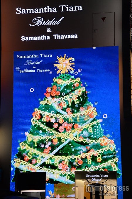 全面LEDの壁面にクリスマスツリー