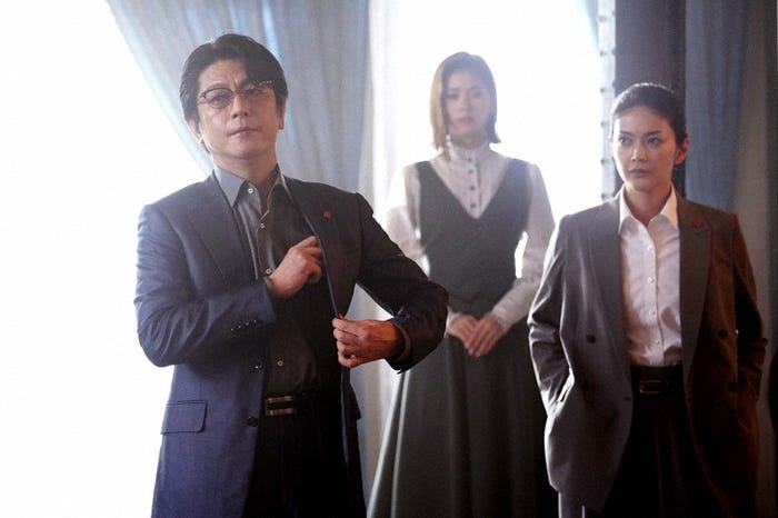 及川光博、小芝風花、田中道子/「霊媒探偵・城塚翡翠」第1話より(C)日本テレビ