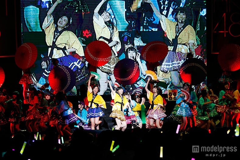 「フライングゲット」を披露（C）AKS