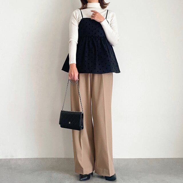 ユニクロタックワイドパンツBEIGE ユニクロタックワイドパンツBEIGEとキャミビスチェのスタイルアップコーデ