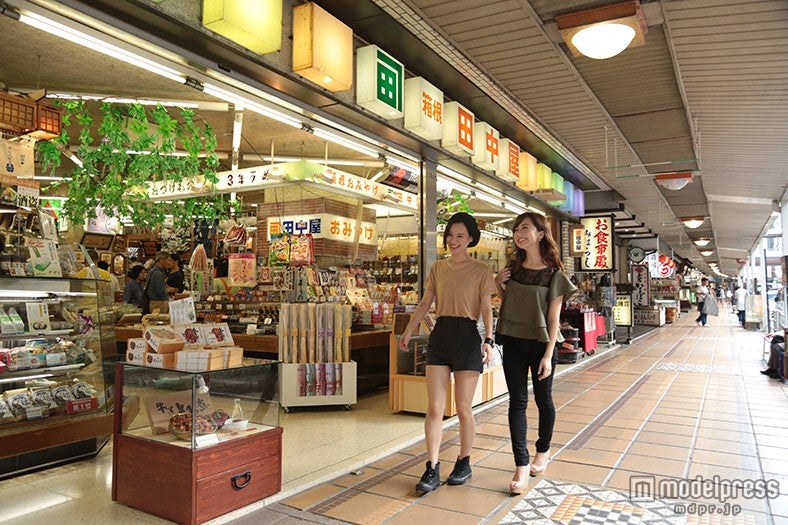 土産物屋や飲食店など約50店が軒を連ねる箱根湯本駅前商店街