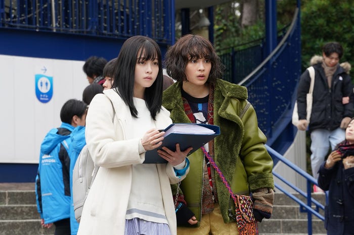 橋本環奈、広瀬すず「ネメシス」第2話より(C)日本テレビ
