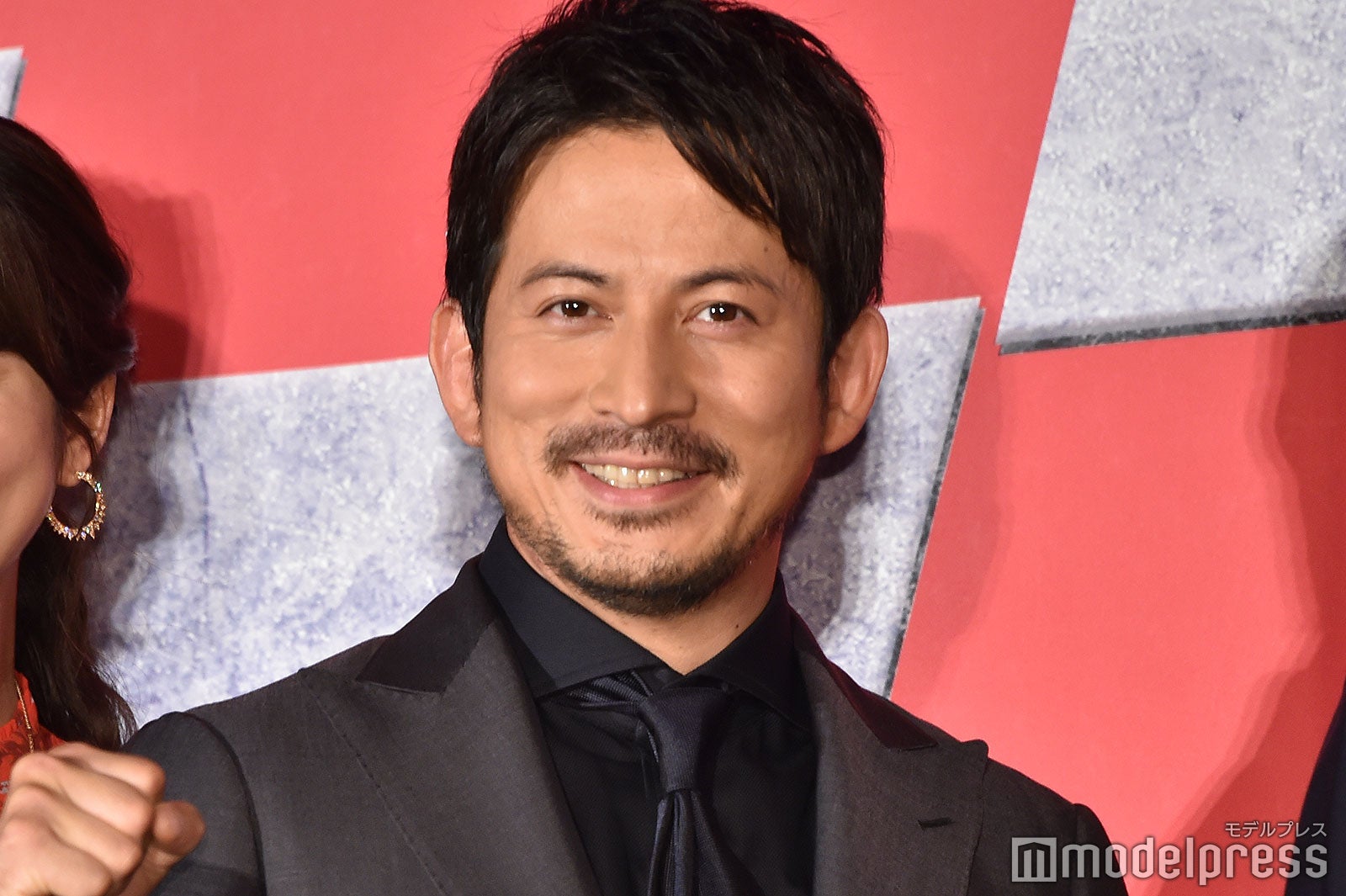 V6岡田准一、田中圭の主演映画を“宣伝返し”「田中くんは昔バディを組んでいて…」＜ザ・ファブル 殺さない殺し屋＞ - モデルプレス