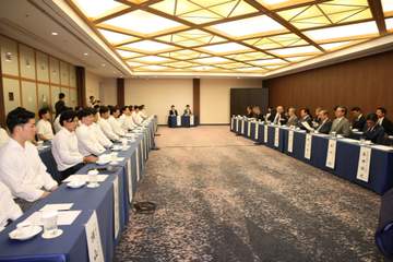 日本プロ野球選手会と12球団オーナーらの異例の会談がスタート