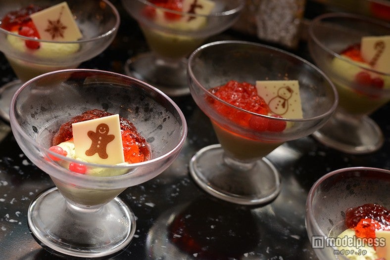 ピスタチオのムースとストロベリーゼリー