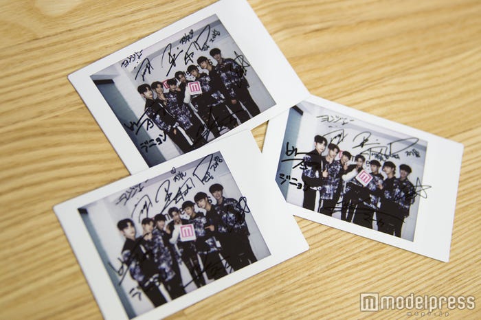 GOT7のサイン入りチェキ (C)モデルプレス