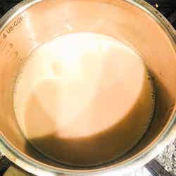 手順1：鍋にミルクティーと砂糖を入れ混ぜ溶かし、沸騰直前まで加熱／画像提供：柏原歩