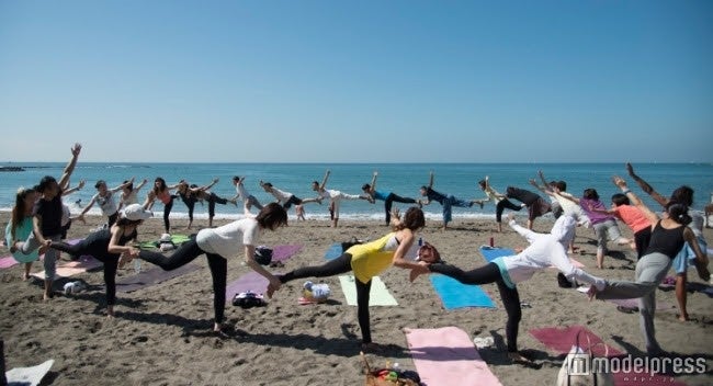 都会のリゾート「葉山」のビーチでヨガを楽しむ／画像提供：MONOKROM