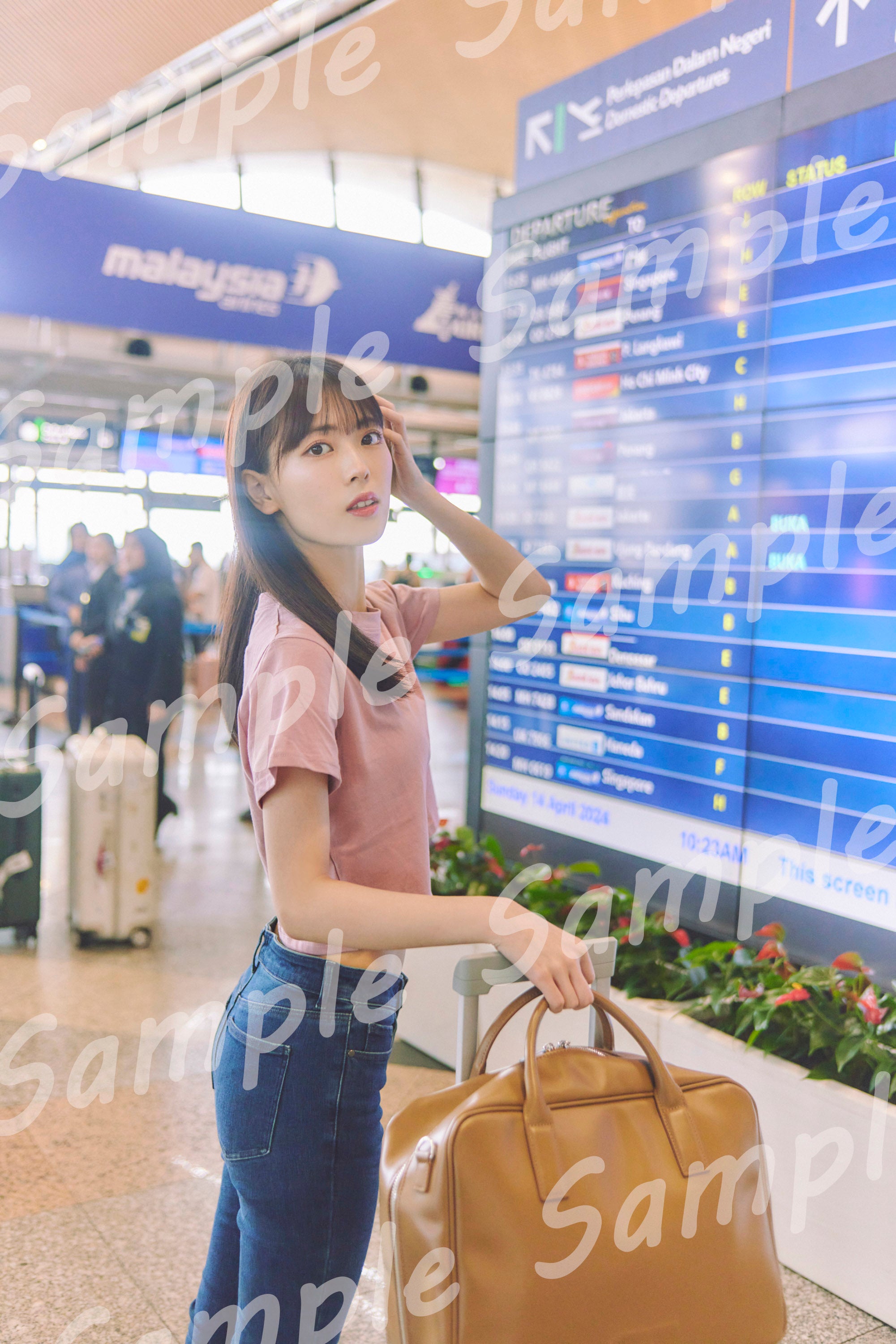 岩本蓮加1st写真集「いたずらな風」くまざわ書店版特典ポストカード／撮影：SAKAI DE JUN