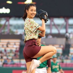 すみれ、ノーバンならず 美脚全開の初始球式