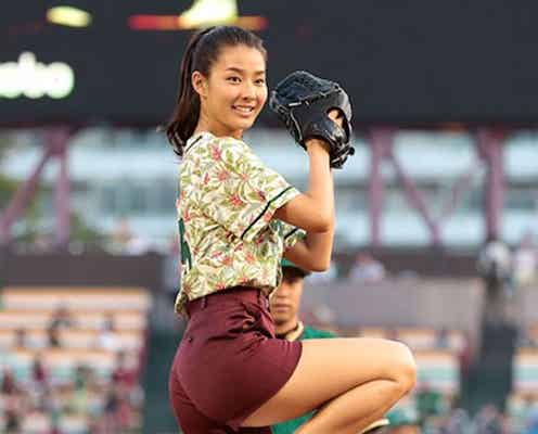 すみれ、ノーバンならず 美脚全開の初始球式