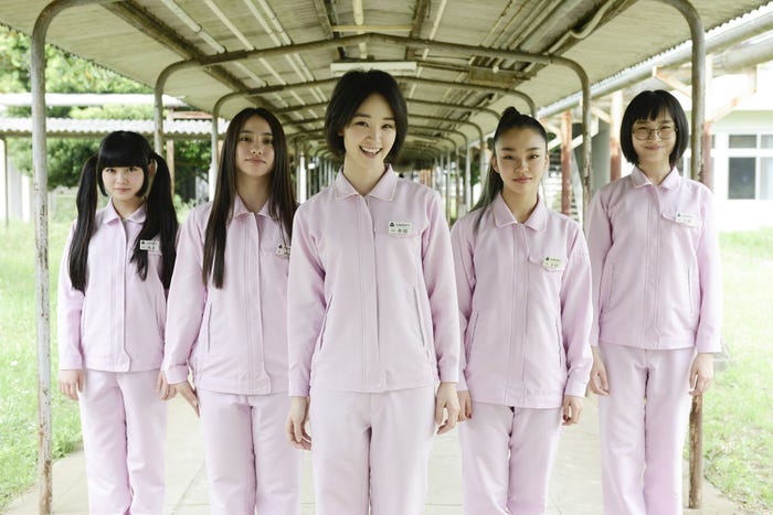 (左から)MIZYU、KANON、剛力彩芽、RIN、SUZUKA(C)テレビ朝日