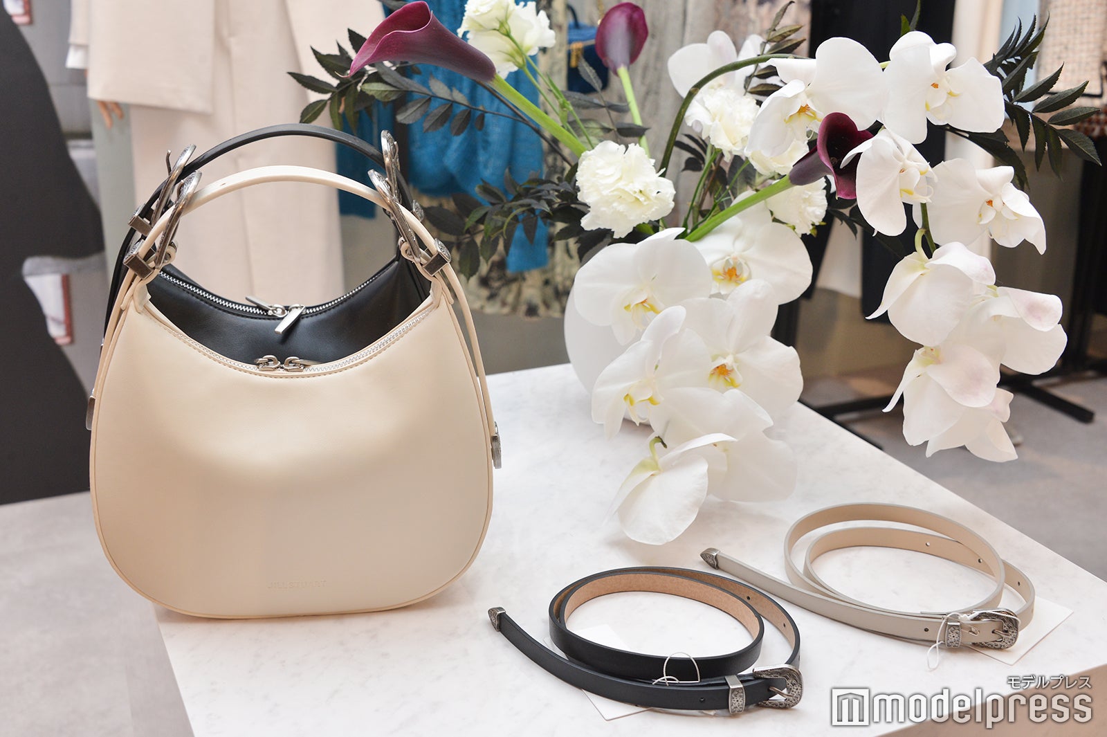 ウエスタン調のバッグとベルト（C）モデルプレス