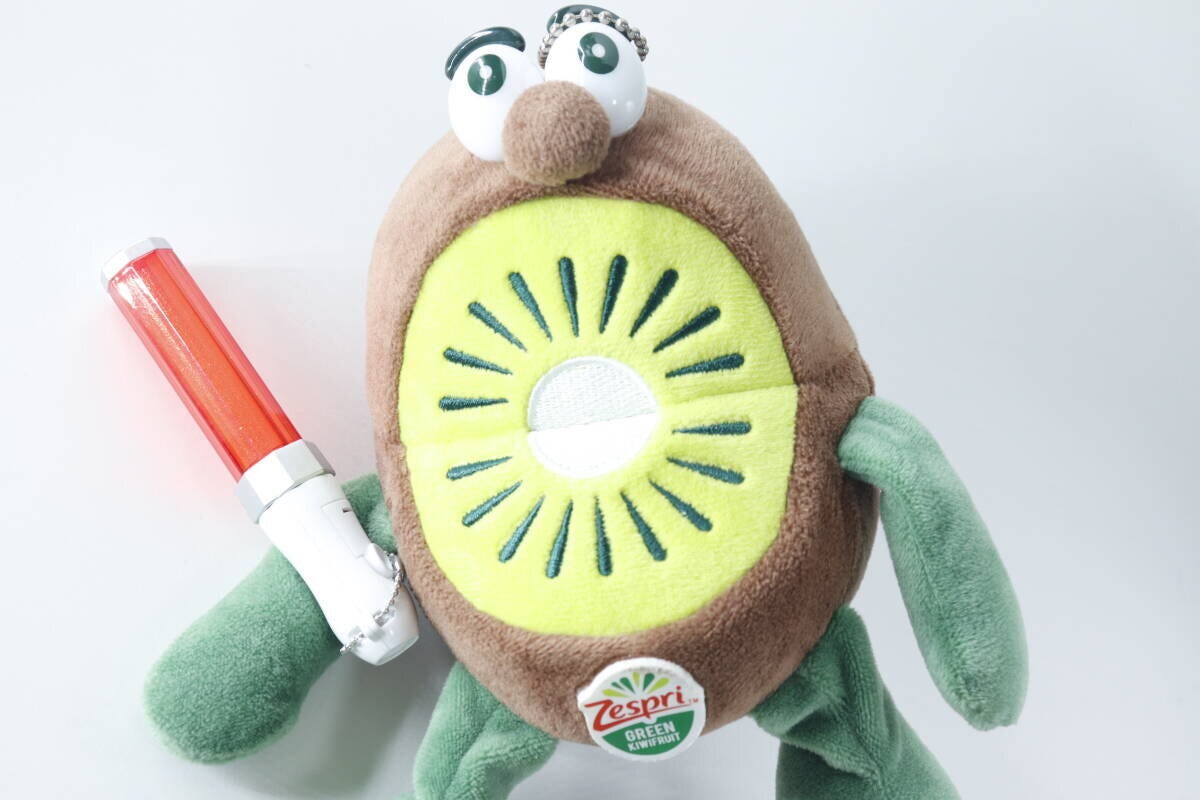 キウイのぬいぐるみと並べられたミニペンライトキーホルダー