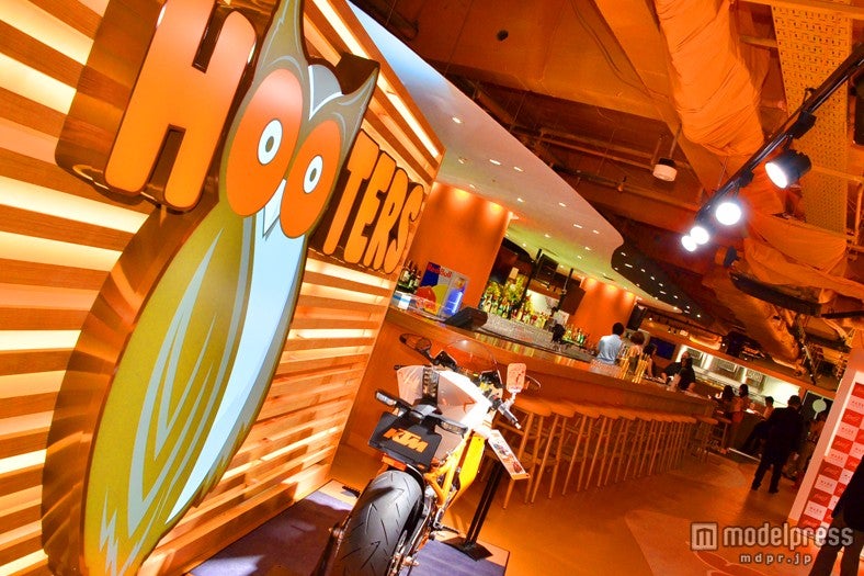 HOOTERSイメージカラーのオレンジで統一