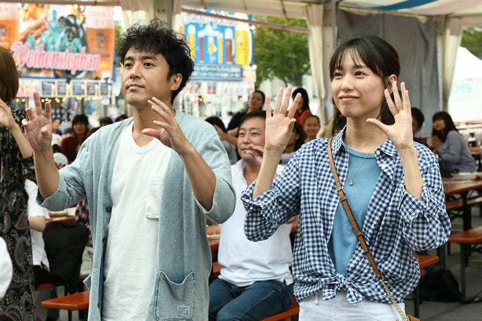 ムロツヨシ、戸田恵梨香/「大恋愛~僕を忘れる君と」第3話より(C)TBS