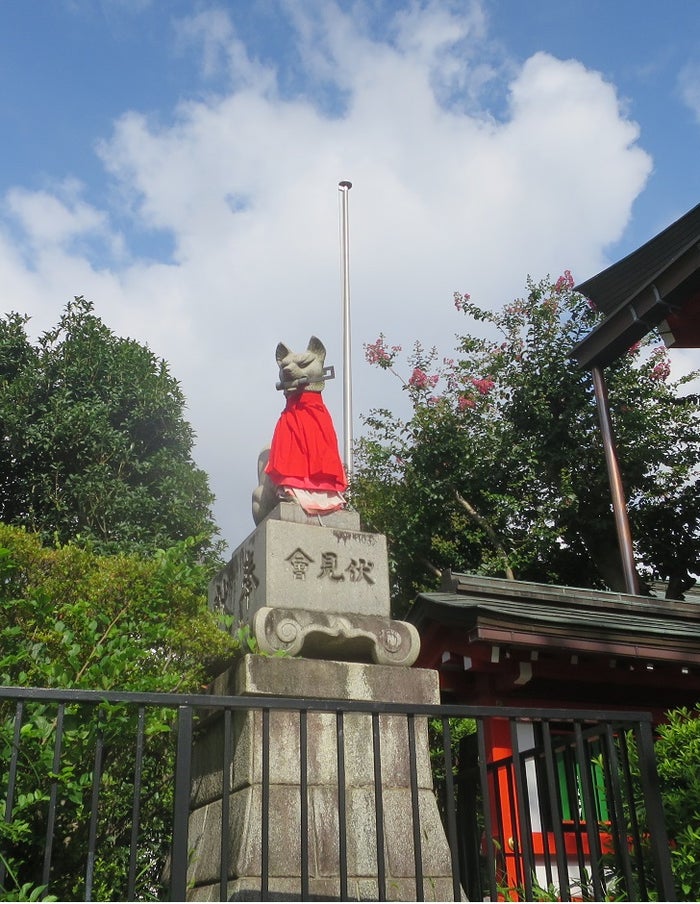 京都の伏見稲荷大社と同様、狐の像が鎮座している（提供画像）
