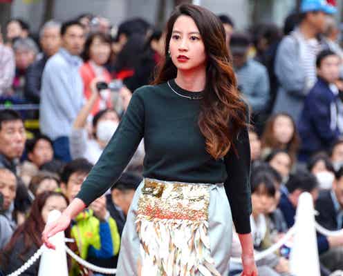 河北麻友子、圧巻美脚あらわに“800メートルランウェイ”闊歩 ファンのサプライズに感激<御堂筋ランウェイ>