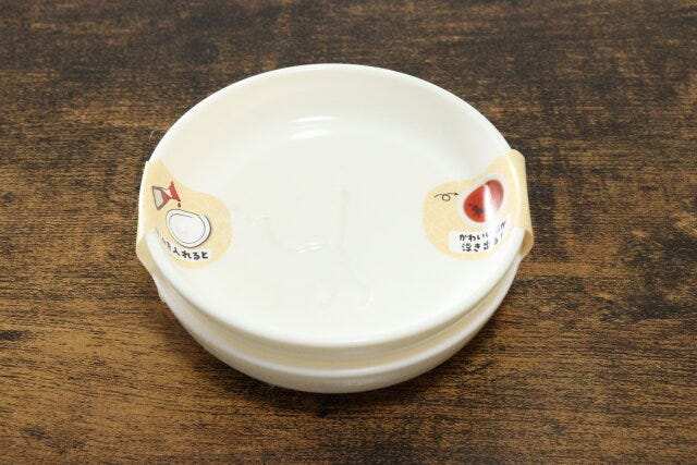 ダイソーの絵が浮き出るしょうゆ皿2P