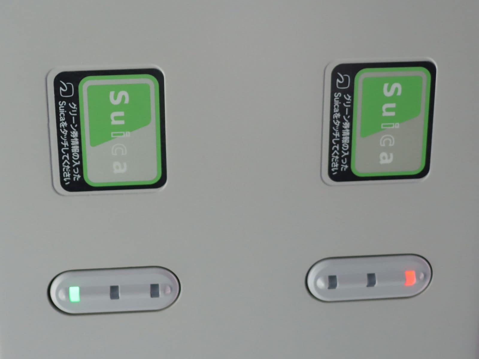 首都圏の普通列車グリーン車は着席前にあらかじめグリーン券を購入したSuicaを天井にタッチする。ランプが緑になれば、着席OKとなる