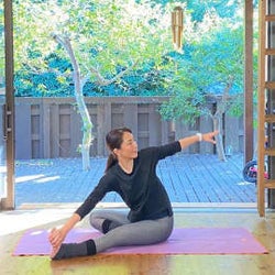 デスクワークで腰が固まった時に。ねじり姿勢調整ストレッチ