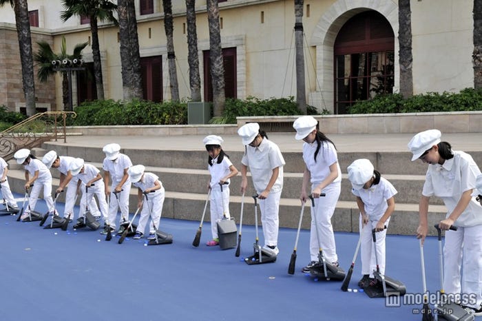 コスチュームに着替えて、お掃除開始/「カストーディアル・キッズ!」(C)Disney