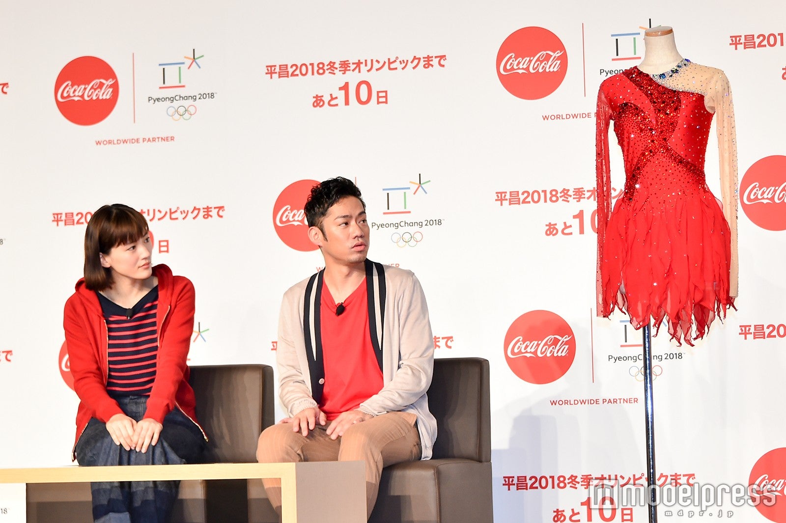 CMで綾瀬が着用した衣装も登場 （C）モデルプレス