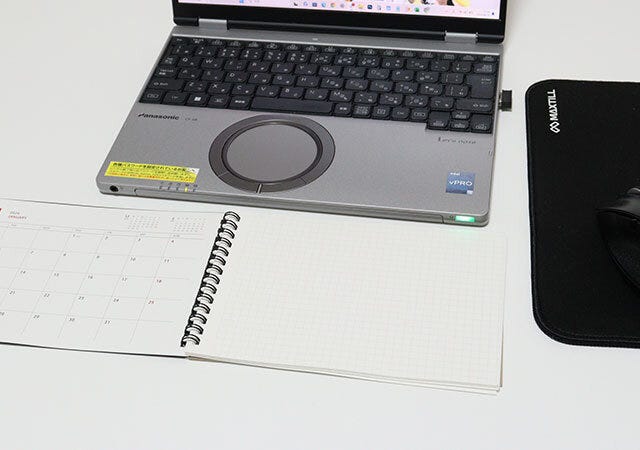 ダイソー　Wリングメモ帳スケジュール帳（B6）　使用例　PC前