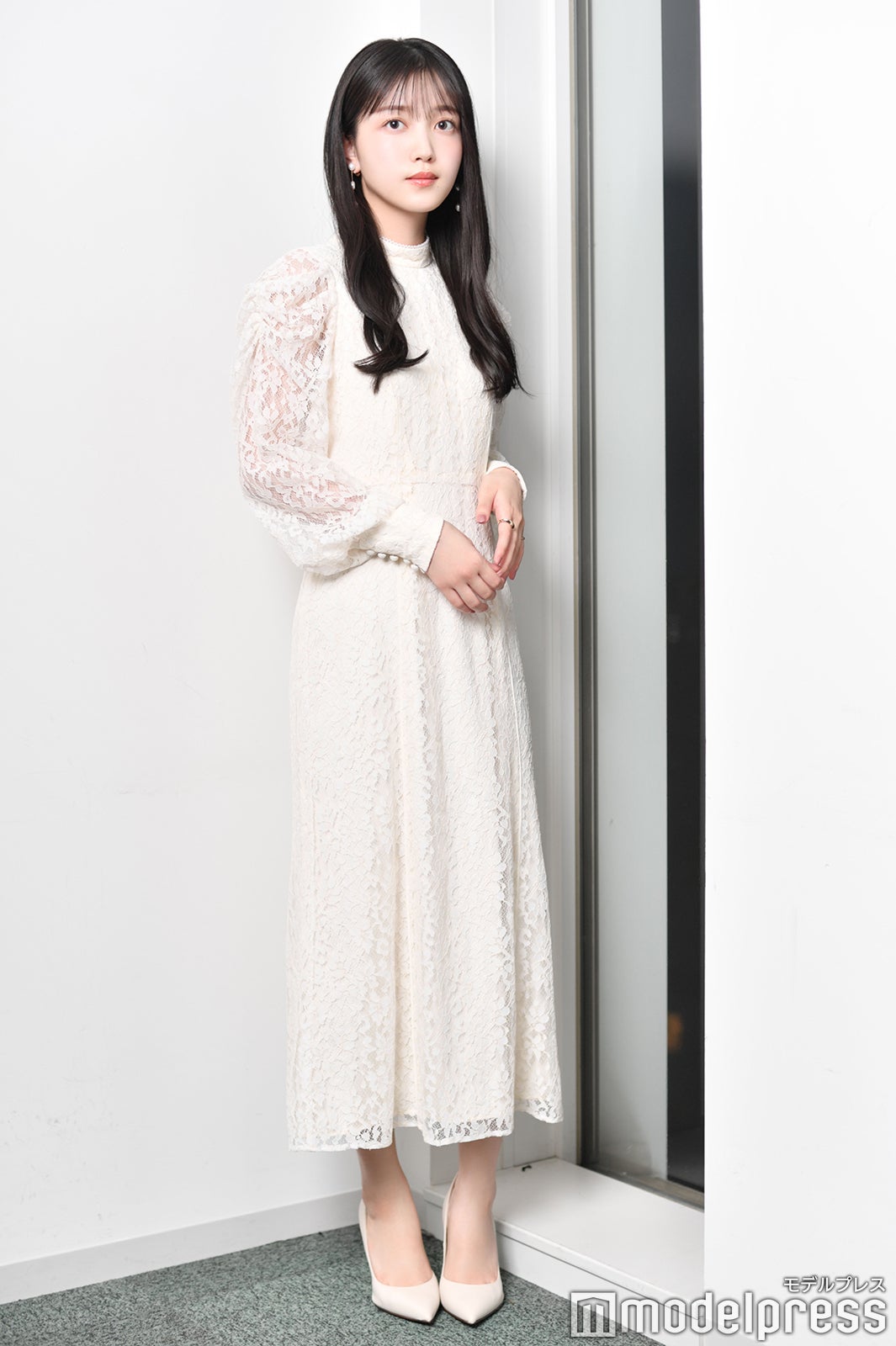 久保史緒里／ワンピース（eimy istoire ルミネエスト新宿店）､靴（ダイアナ 銀座本店＜ダイアナ＞）､イヤリング（アネモネ／サンポークリエイト）､リング［人差し指］･リング［小指］（ココシュニック）（C）モデルプレス