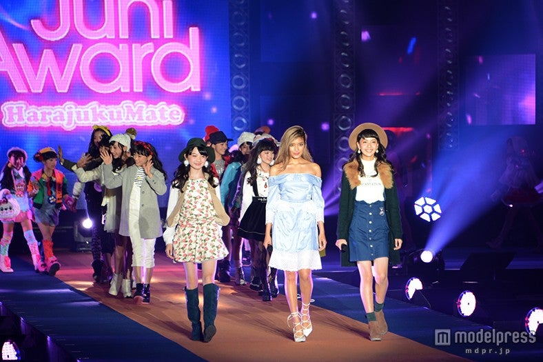 ジュニアモデルとランウェイを歩くローラ