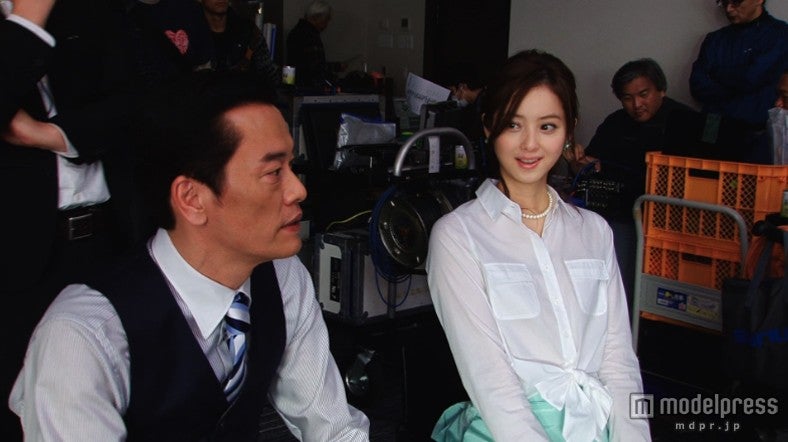 佐々木希（右）、遠藤憲一（左）／ロッテアイスの新CM「オフィス」編メイキング