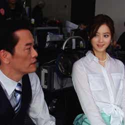 佐々木希(右)、遠藤憲一(左)/ロッテアイスの新CM「オフィス」編メイキング