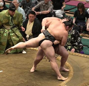 “史上最強の新弟子”旭富士が白星先行 先場所十両力士を堂々裏返しにする【大相撲】