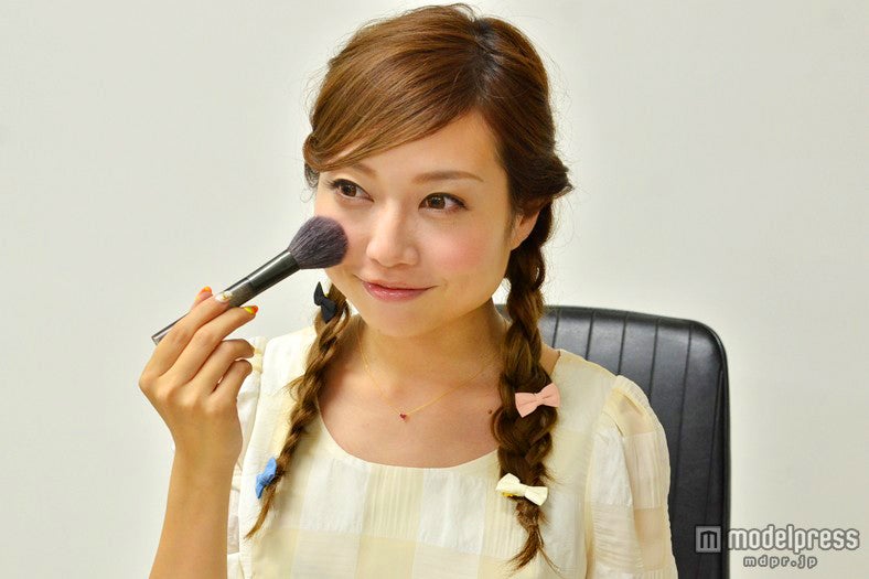 ピンクチークは幅広めに、まあるく入れます