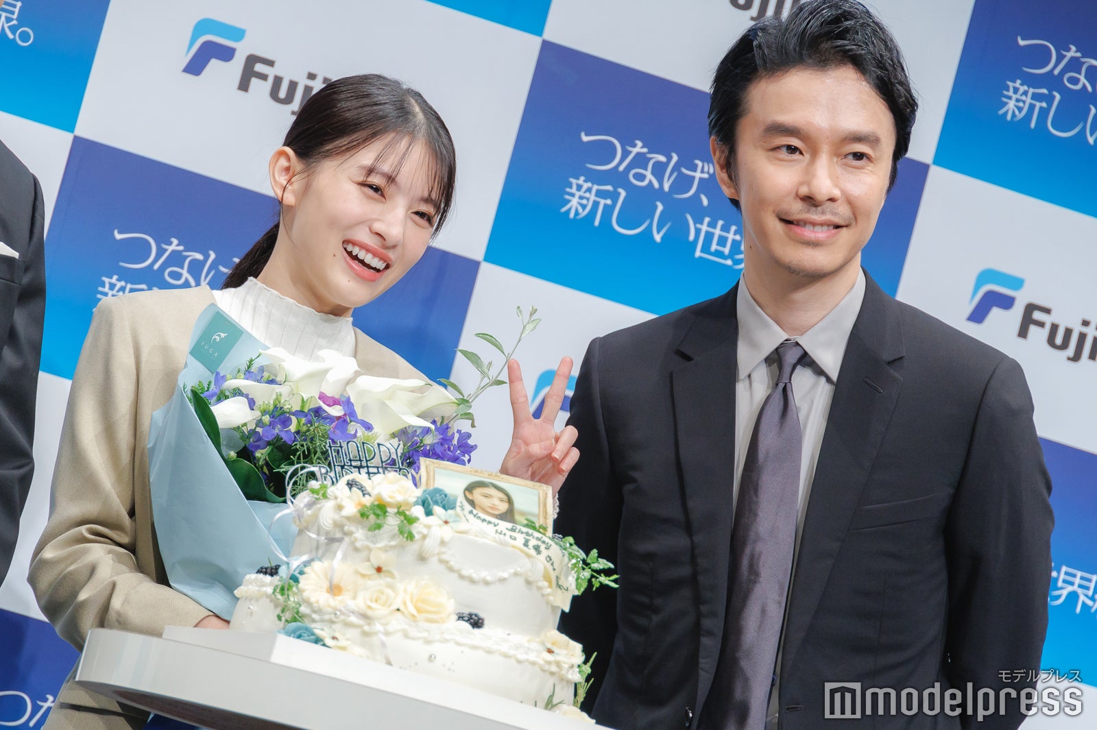 出口夏希、長谷川博己（C）モデルプレス