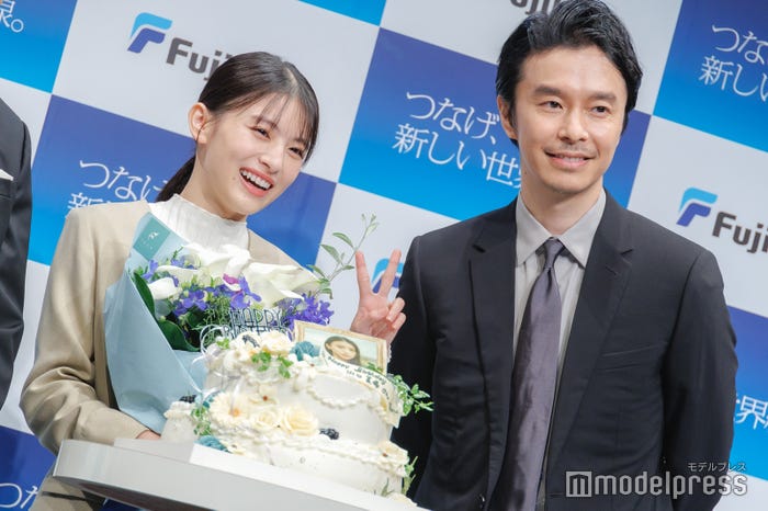 出口夏希、長谷川博己(C)モデルプレス