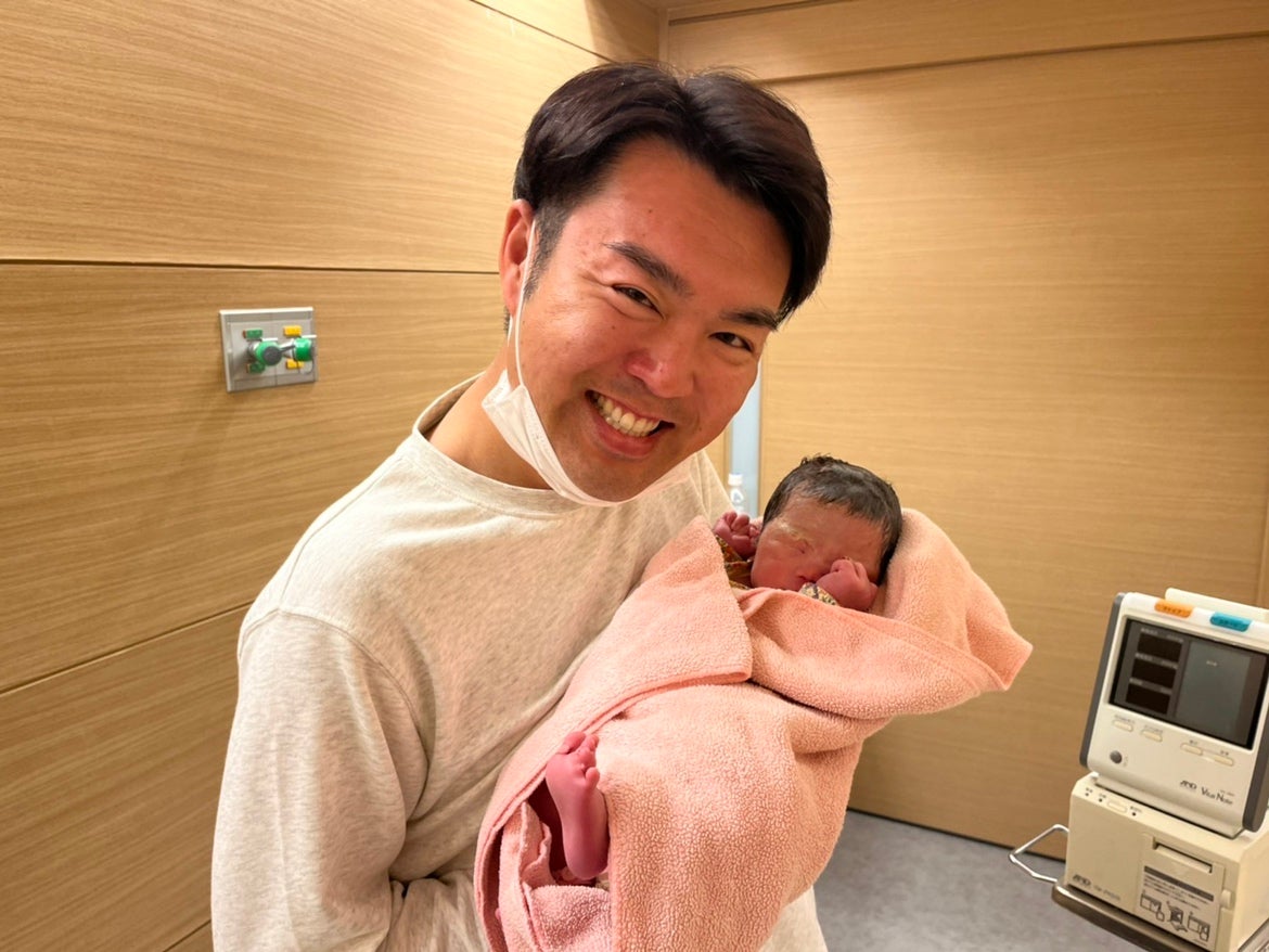 フォーリンラブ・ハジメ、第1子誕生を発表　6年の不妊治療経てパパに