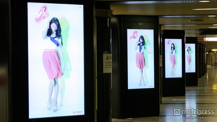 「CanCam」日本初の電車連動サイネージ企画 ※写真は昼バージョン