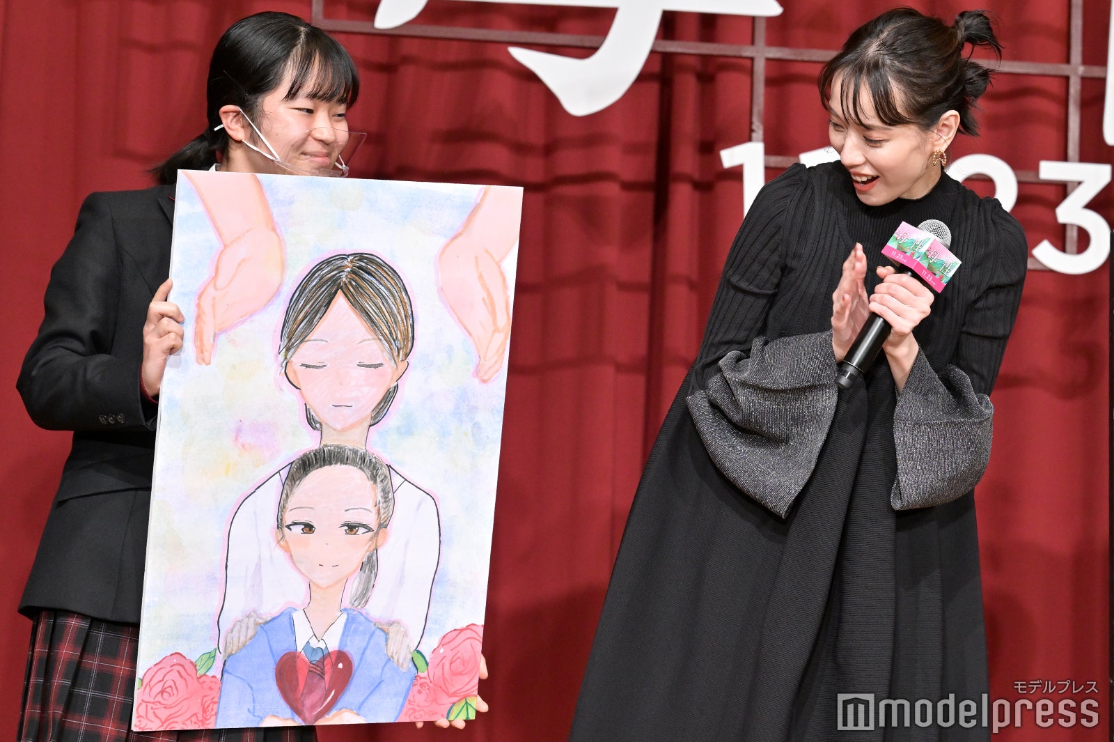 戸田恵梨香と女子高生 （C）モデルプレス